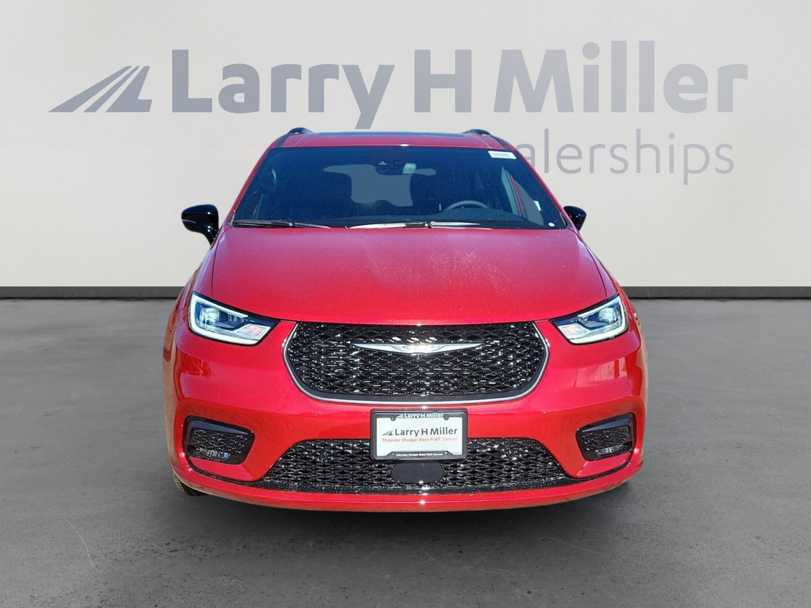 New 2025 Chrysler Pacifica Limited w/ Uconnect Theater Family Group image 5