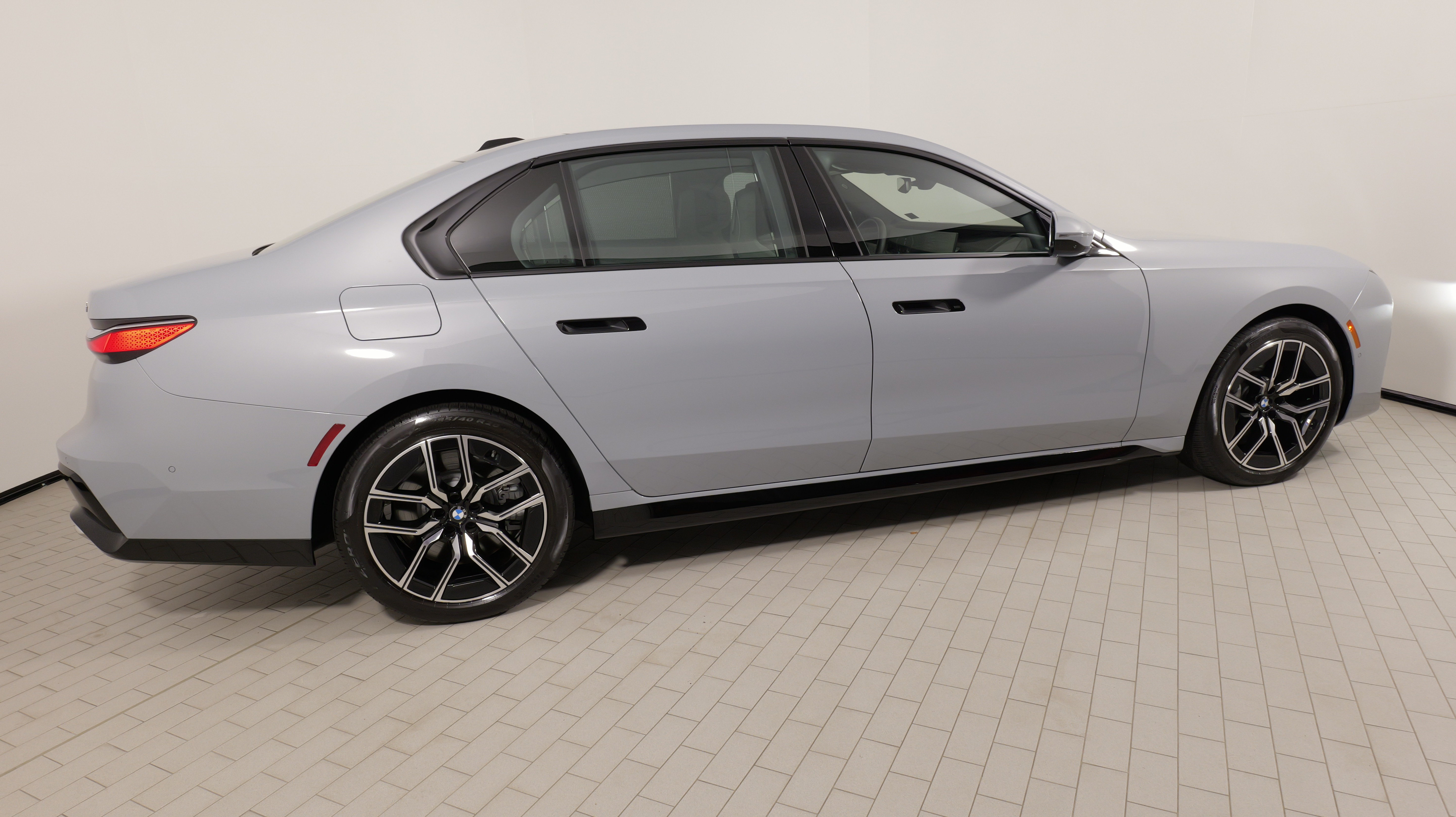 Used 2023 BMW 760i xDrive AWD/4WD image 12
