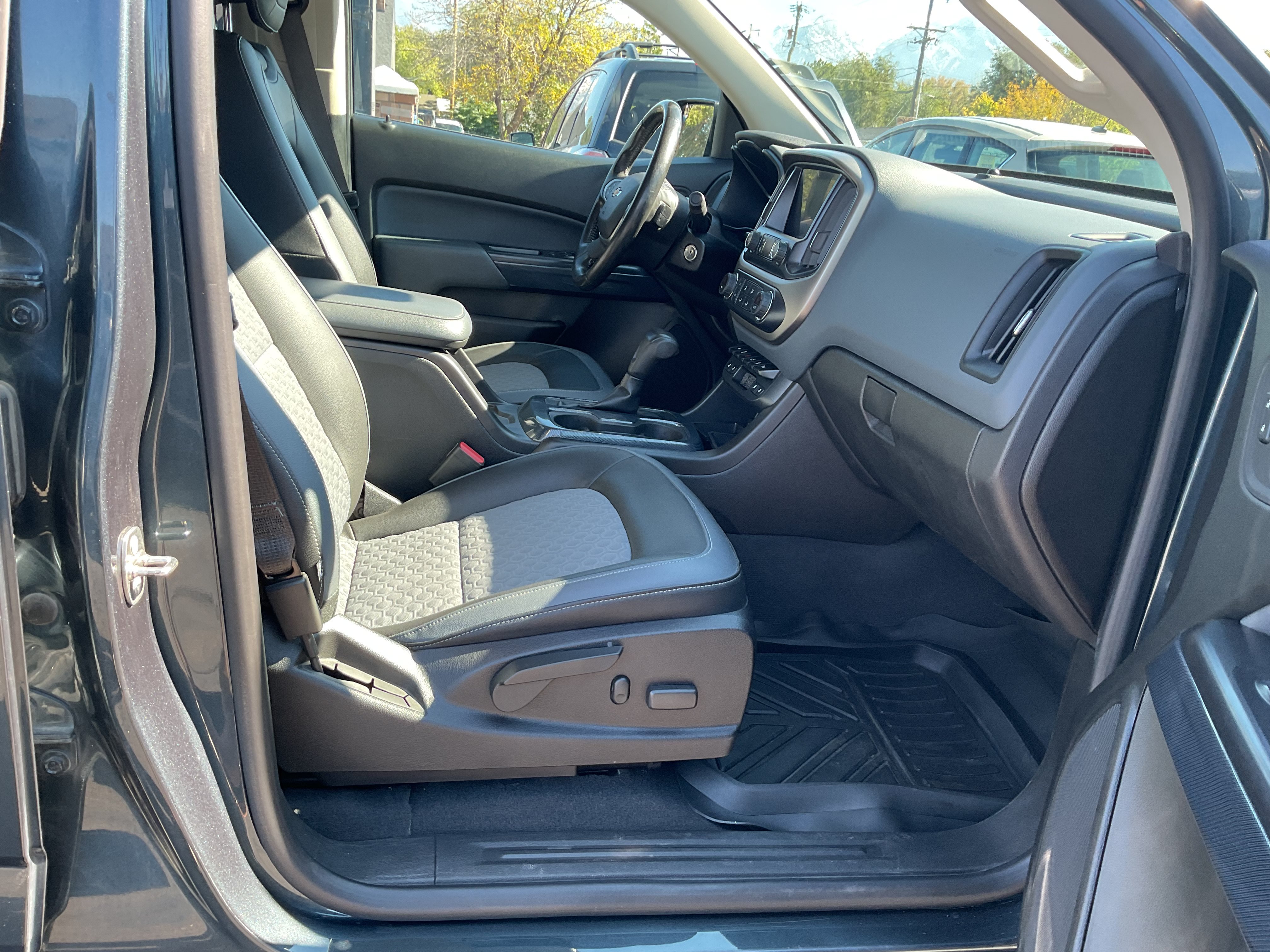 Used 2019 Chevrolet Colorado Z71 AWD/4WD image 12
