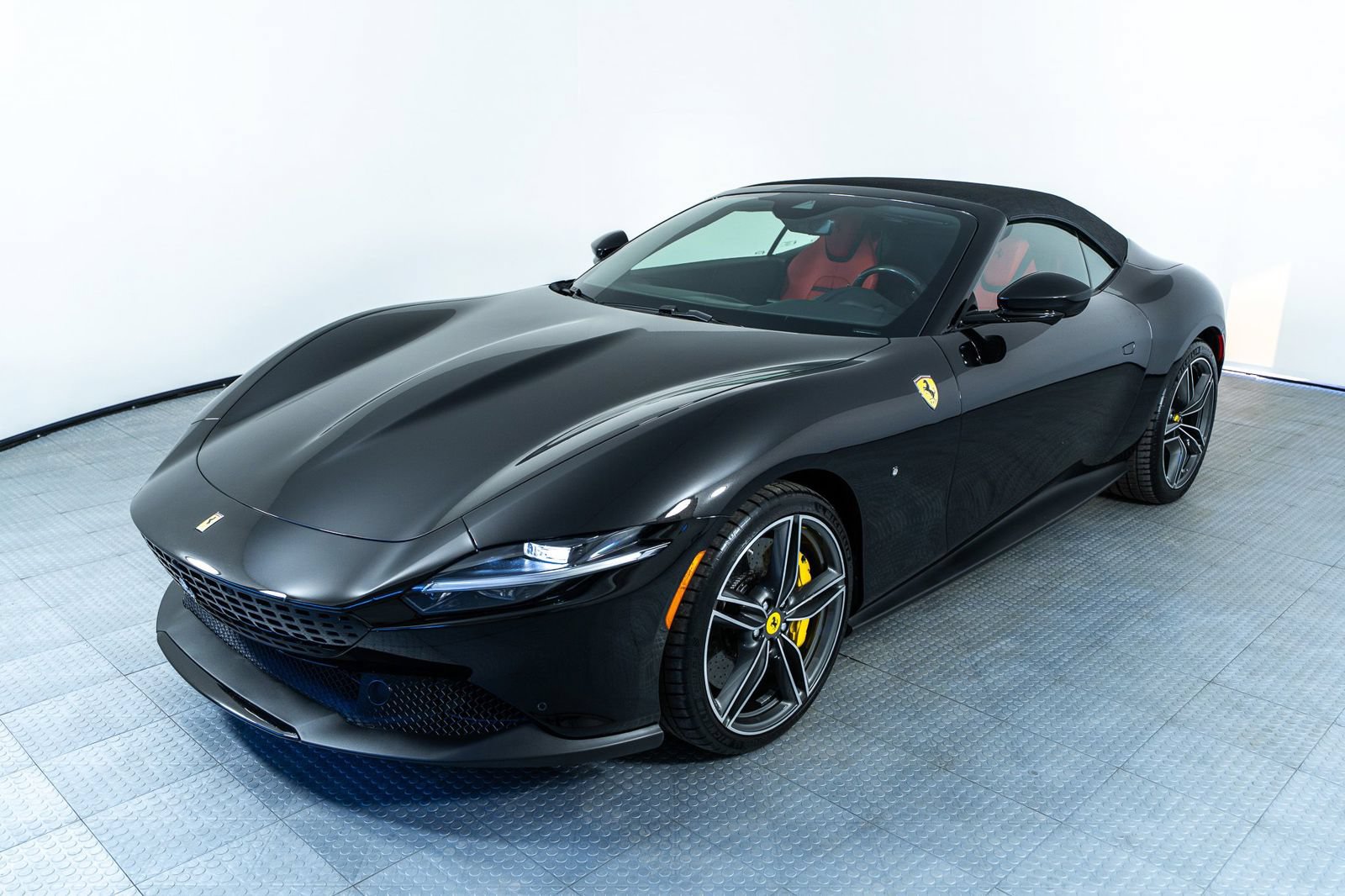 Certified 2025 Ferrari Roma Spider RWD image 33