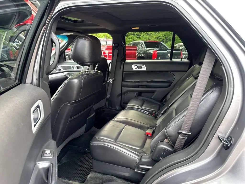 Used 2014 Ford Explorer XLT w/ Equipment Group 202A AWD/4WD image 14
