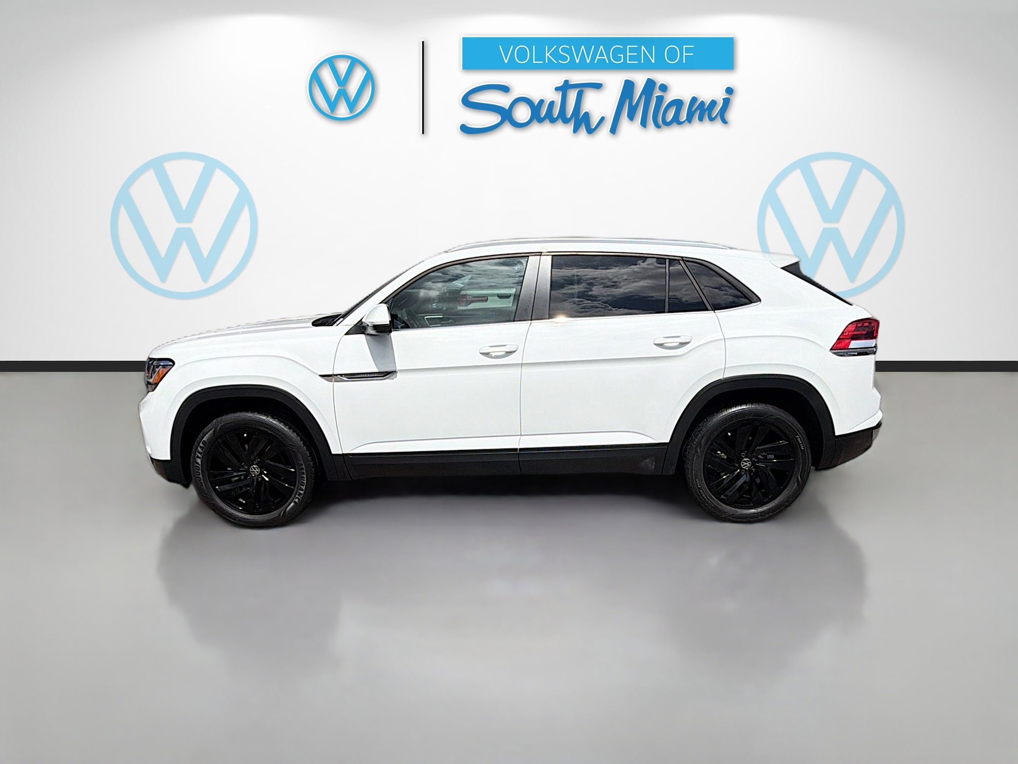 Used 2023 Volkswagen Atlas Cross Sport SE w/ Black Wheel Package image 4