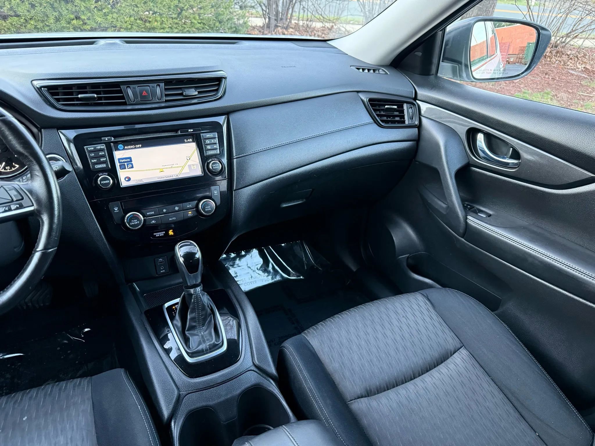 Used 2017 Nissan Rogue SV w/ SV Premium Package image 8