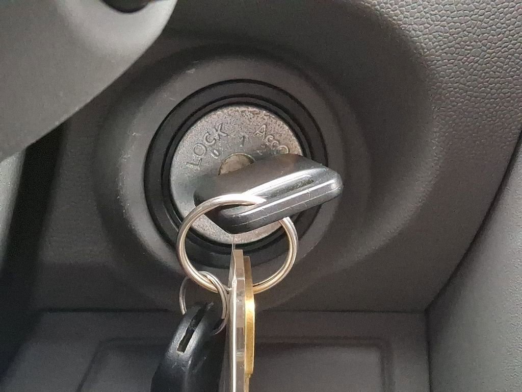 Used 2018 Nissan Frontier SV image 18