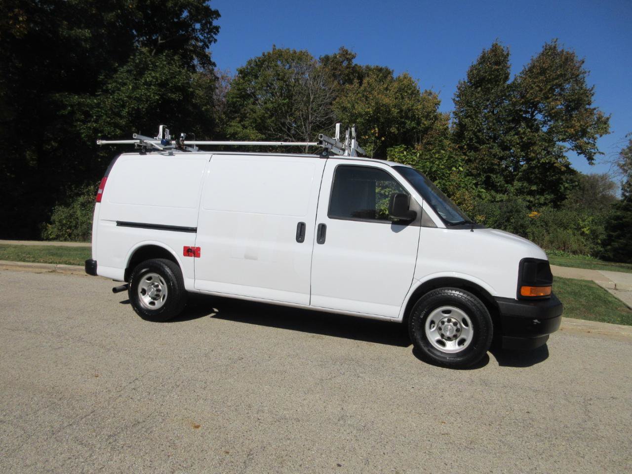 Used 2017 Chevrolet Express 2500 RWD image 4