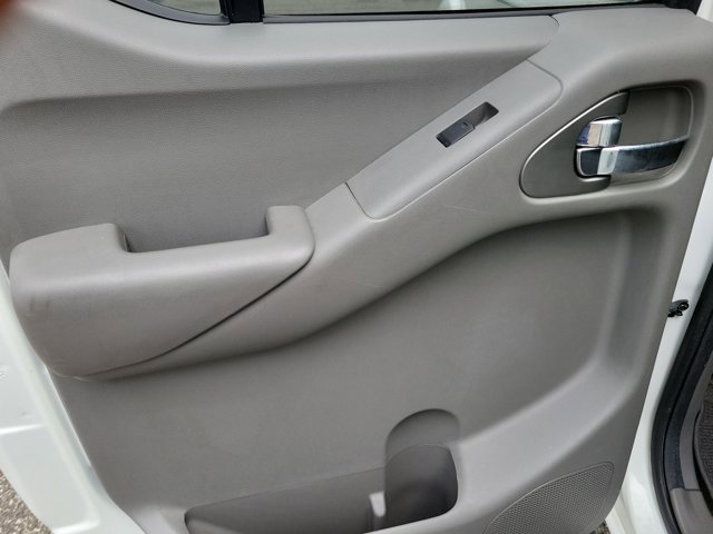 Used 2014 Nissan Frontier SV image 8