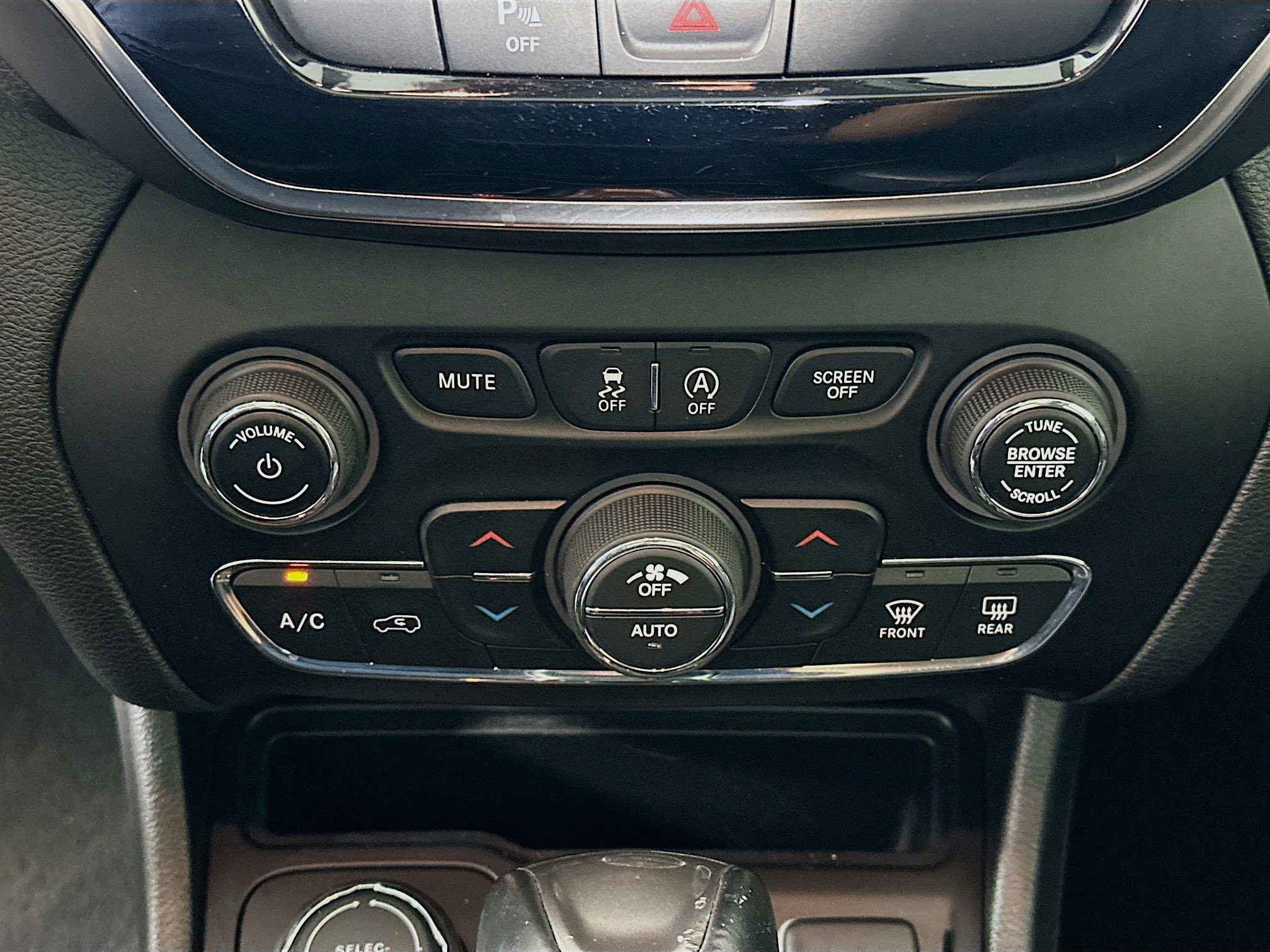 Used 2019 Jeep Cherokee Limited image 23