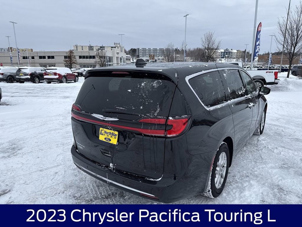 Used 2023 Chrysler Pacifica Touring-L image 7
