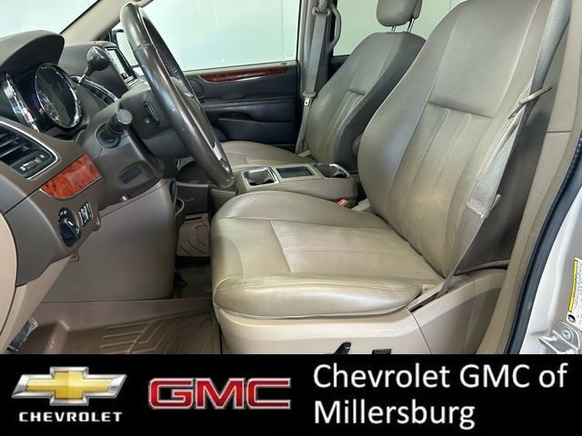 Used 2015 Chrysler Town & Country Touring-L w/ Driver Convenience Group image 14