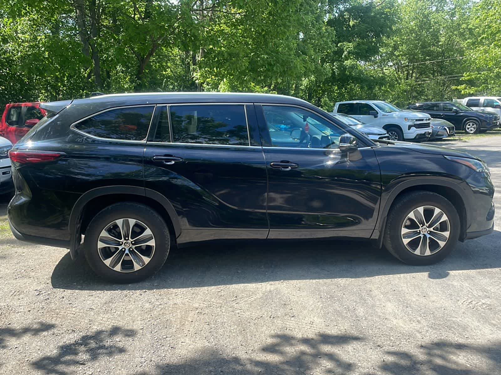 Used 2022 Toyota Highlander XLE AWD/4WD image 10