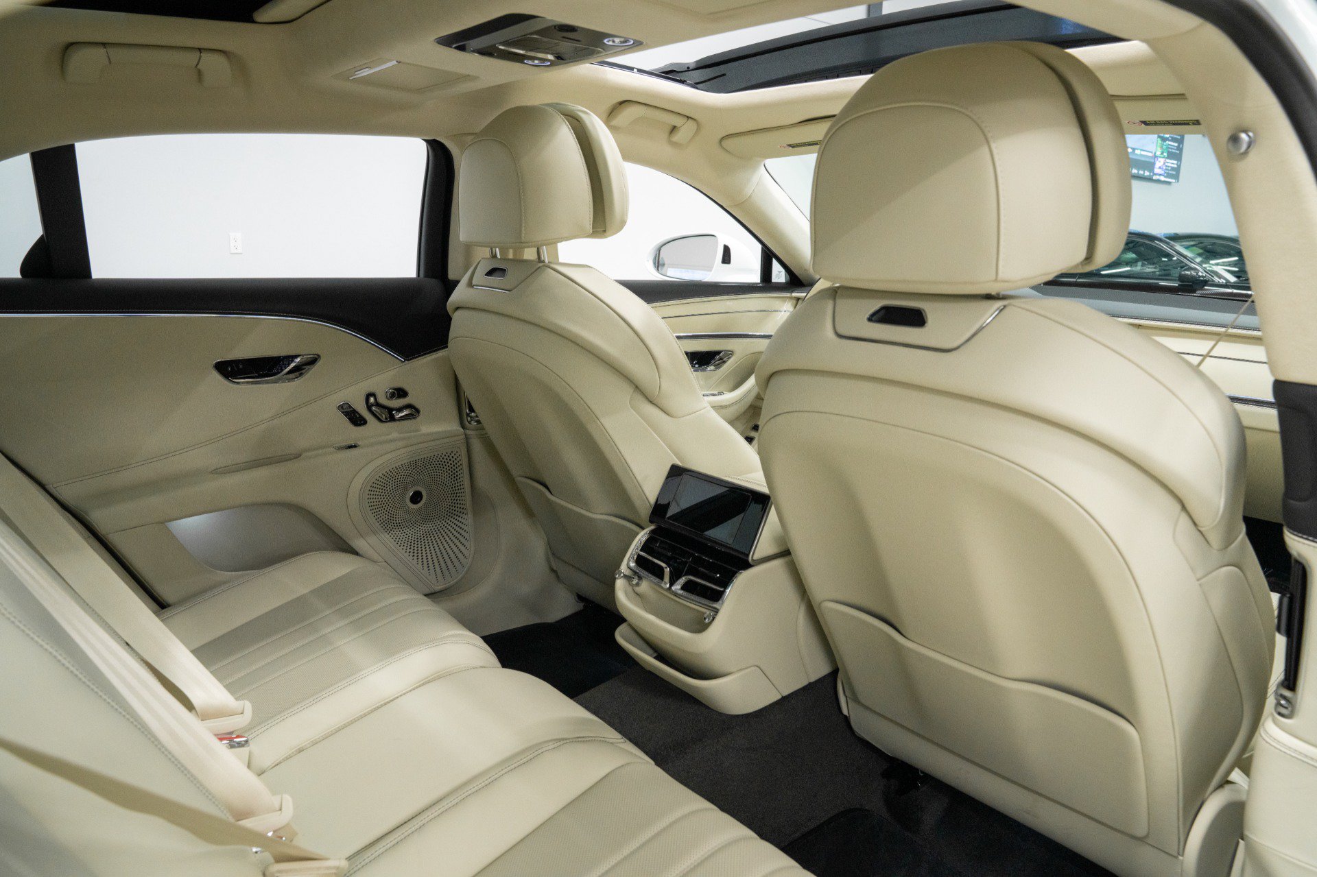 Used 2024 Bentley Flying Spur V8 AWD/4WD image 28