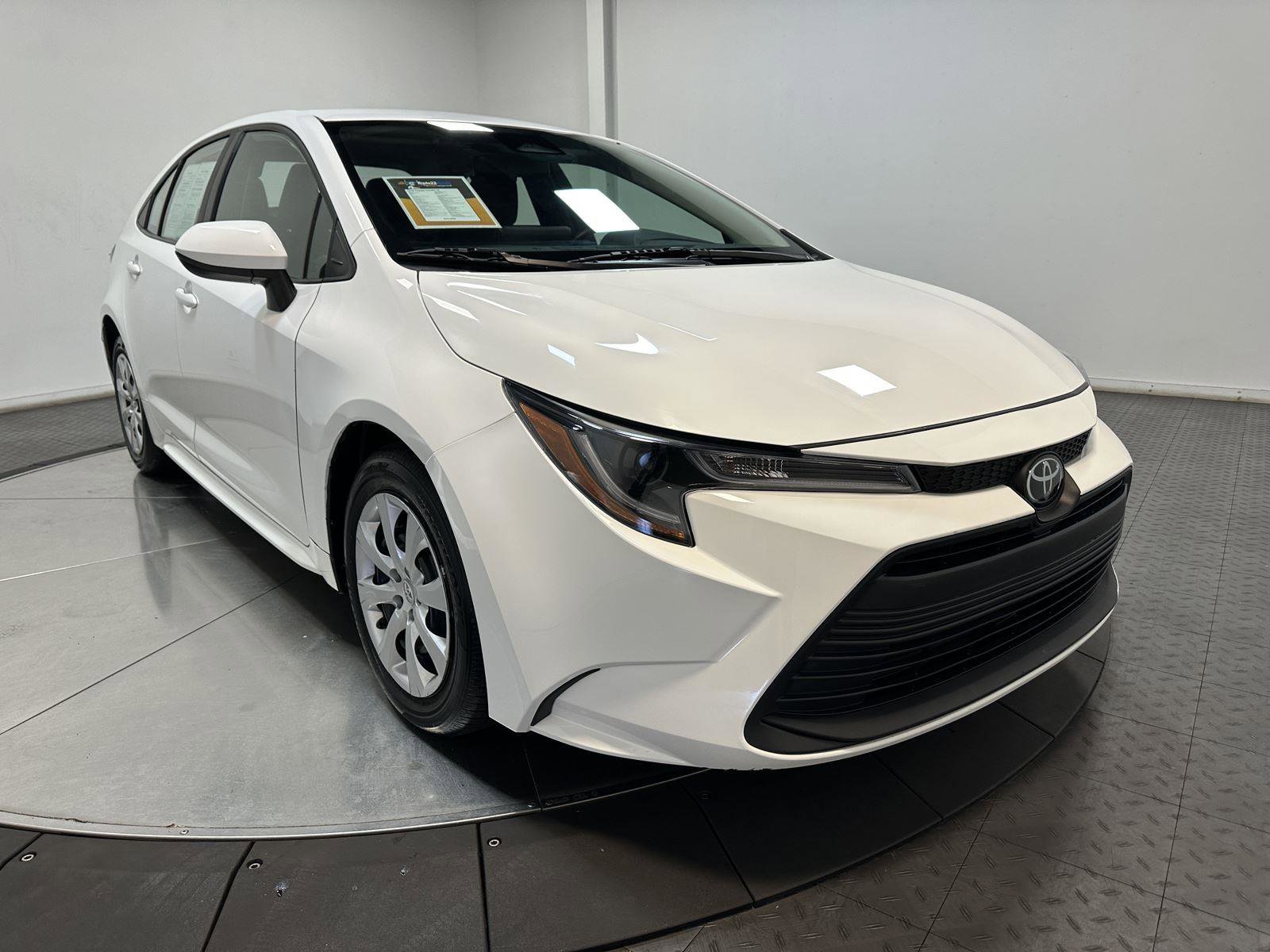Used 2025 Toyota Corolla LE FWD image 2