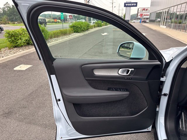 Certified 2025 Volvo XC40 B5 Core AWD/4WD image 18