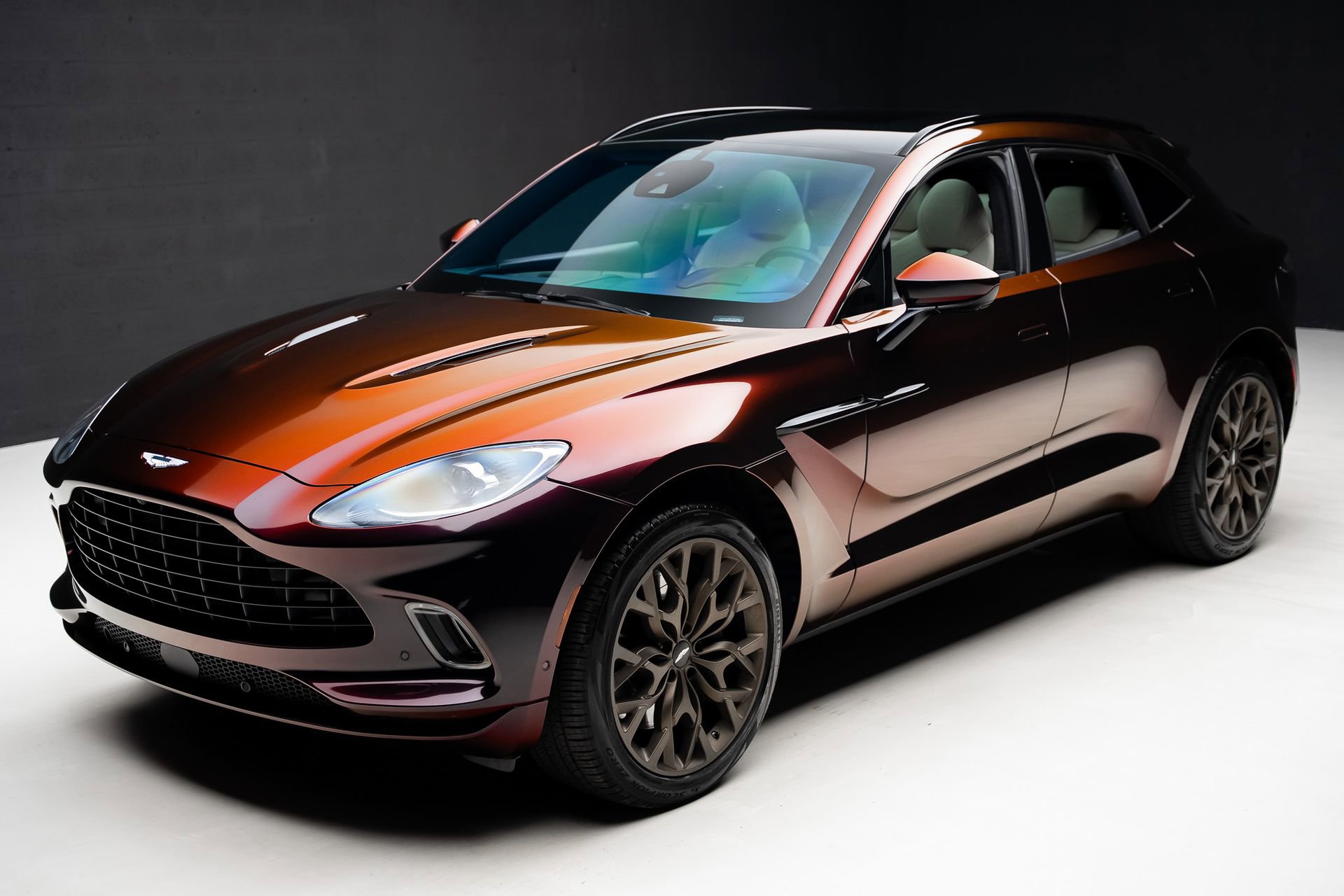 Used 2023 Aston Martin DBX AWD/4WD image 5