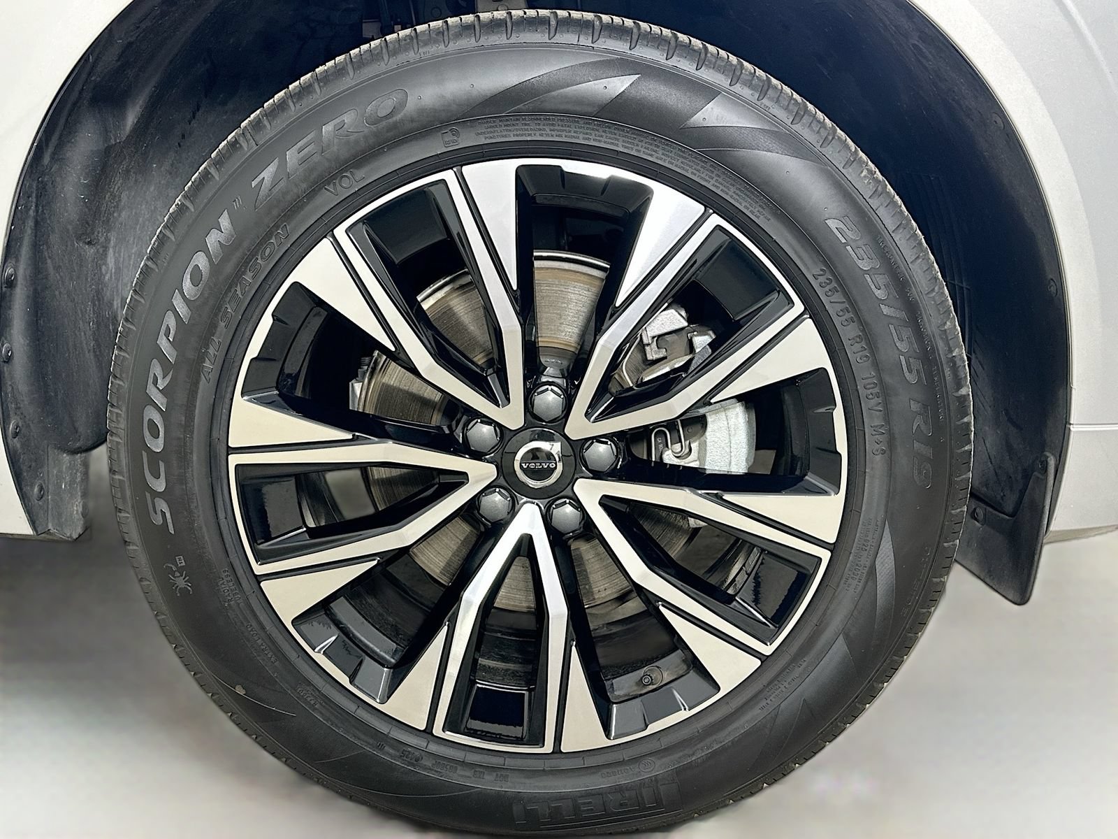 Used 2025 Volvo XC60 B5 Core AWD/4WD image 10