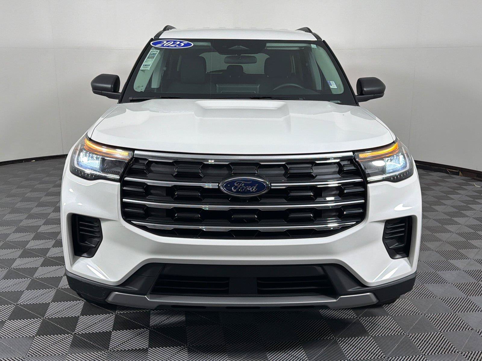 Used 2025 Ford Explorer Active RWD image 2