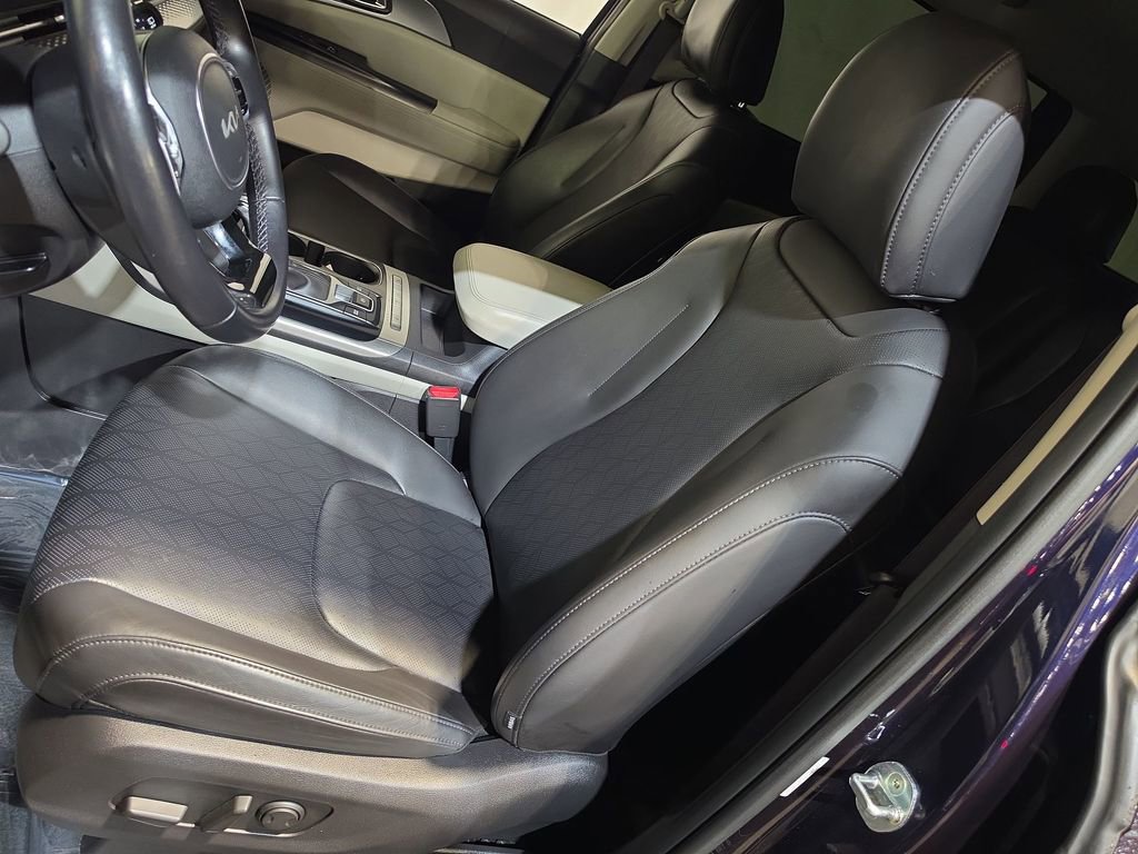 Used 2023 Kia Carnival LX FWD image 13
