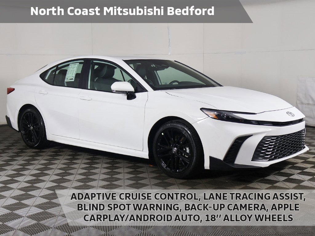 Used 2025 Toyota Camry SE image 1