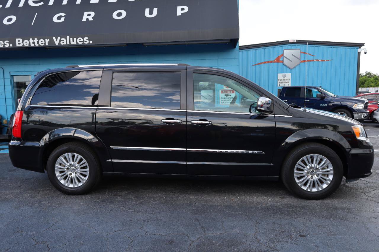 Used 2015 Chrysler Town & Country Limited Platinum FWD image 5