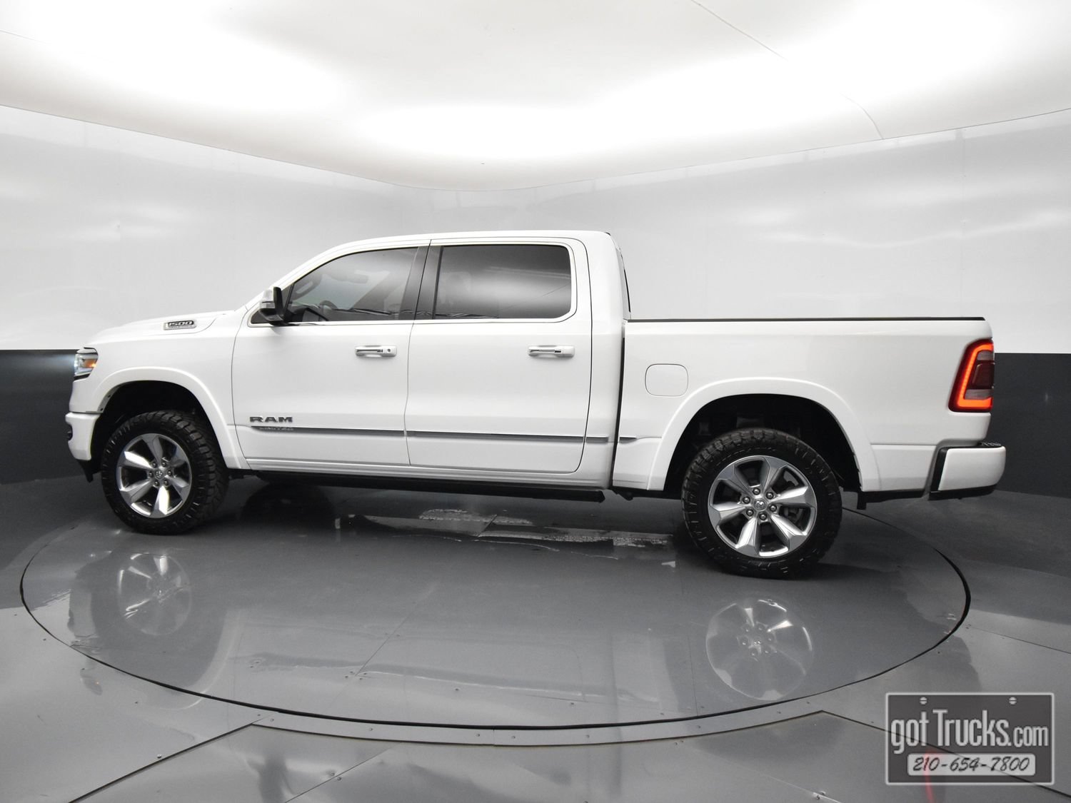 Used 2022 RAM 1500 Limited w/ Body Color Bumper Group AWD/4WD image 3