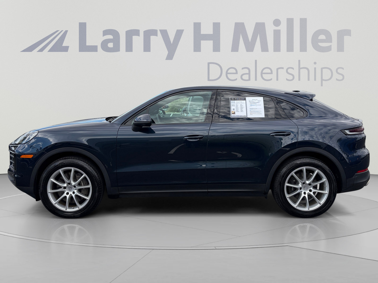 Used 2024 Porsche Cayenne Coupe AWD/4WD image 2