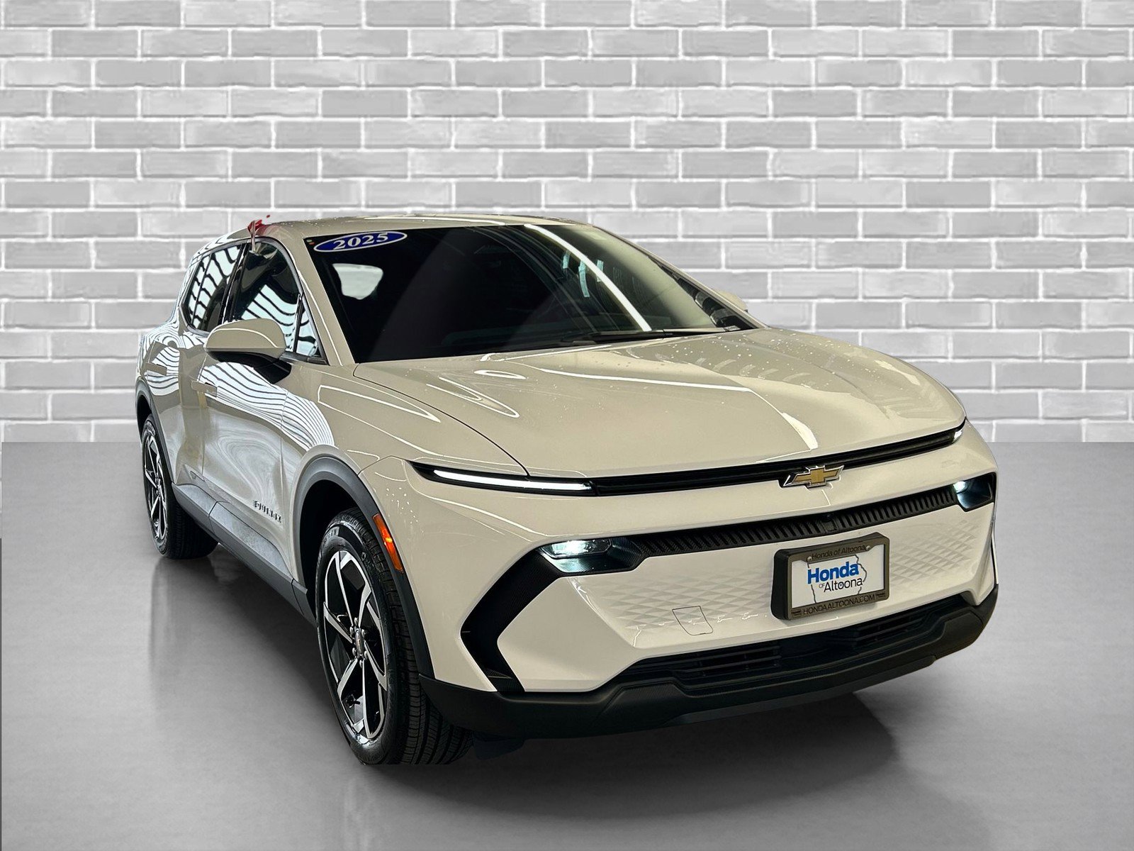 Used 2025 Chevrolet Equinox EV LT w/ Comfort Package image 6