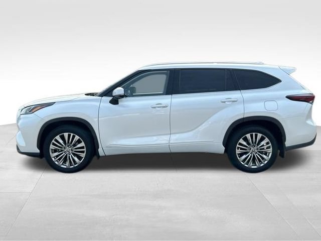 Certified 2025 Toyota Highlander Platinum AWD/4WD image 2