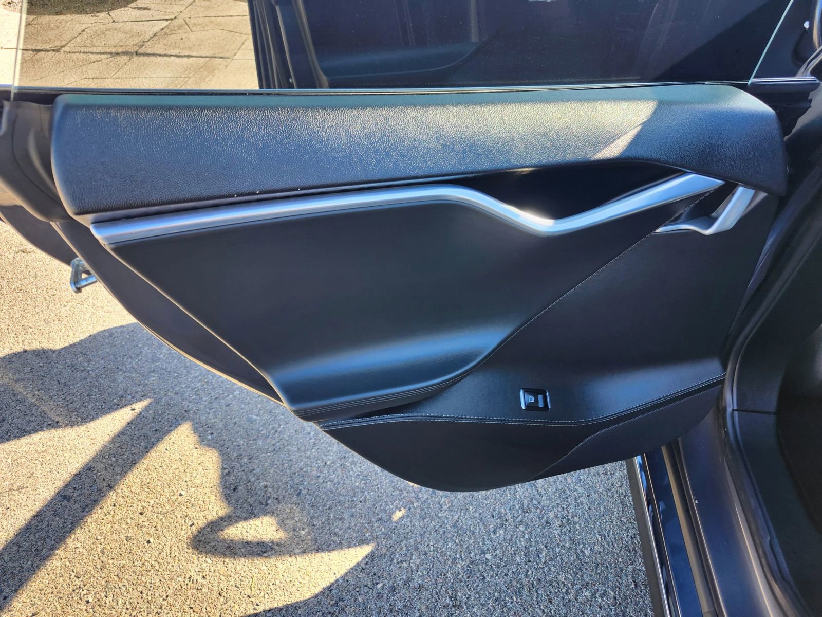 Used 2015 Tesla Model S 85 image 16