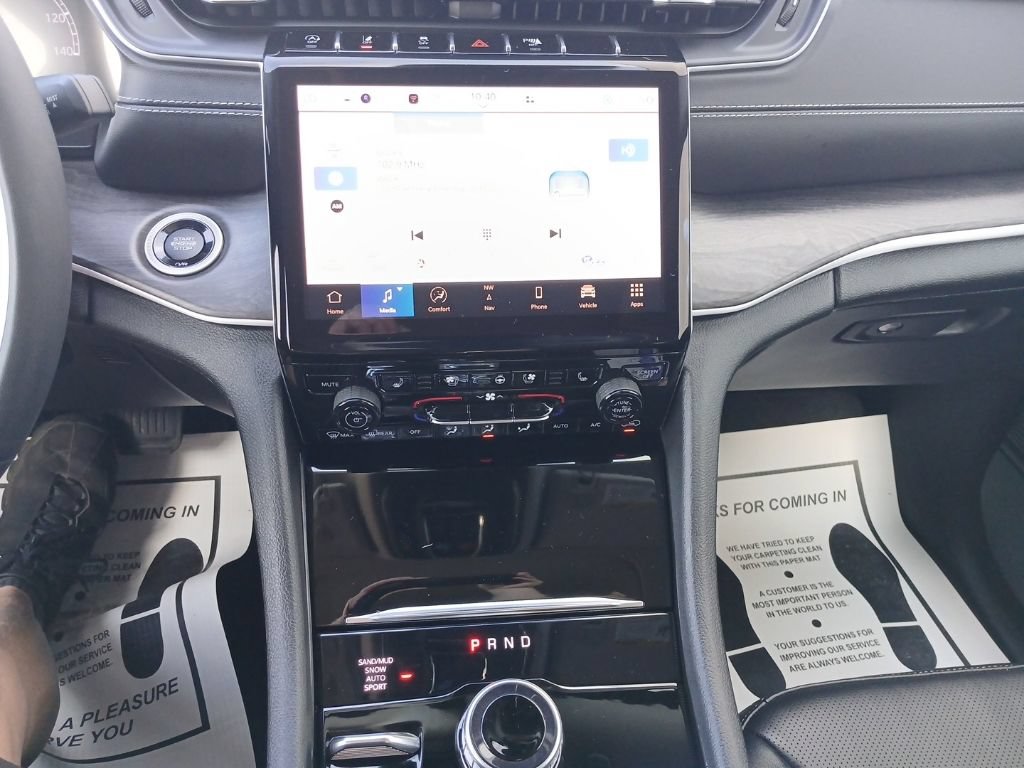 Used 2023 Jeep Grand Cherokee Limited w/ Luxury Tech Group II AWD/4WD image 16