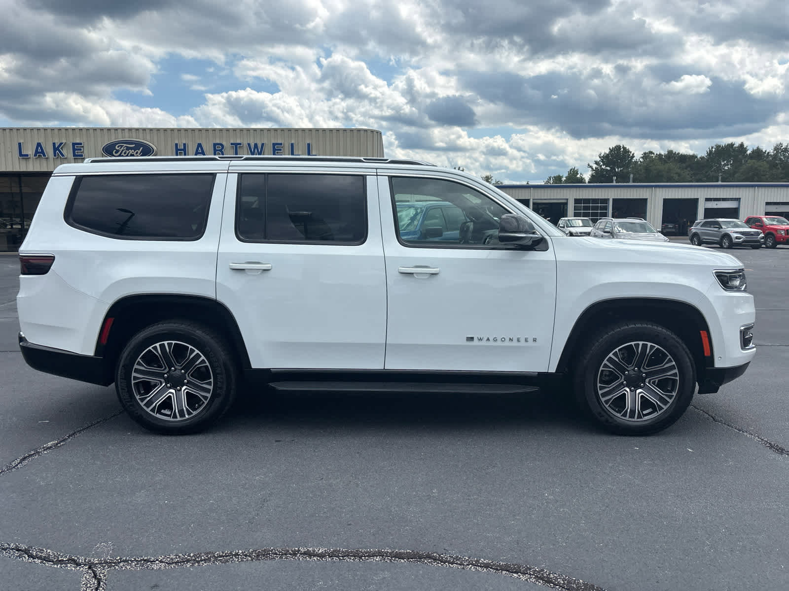 Used 2024 Jeep Wagoneer Series II w/ Flexible Seating Group image 24