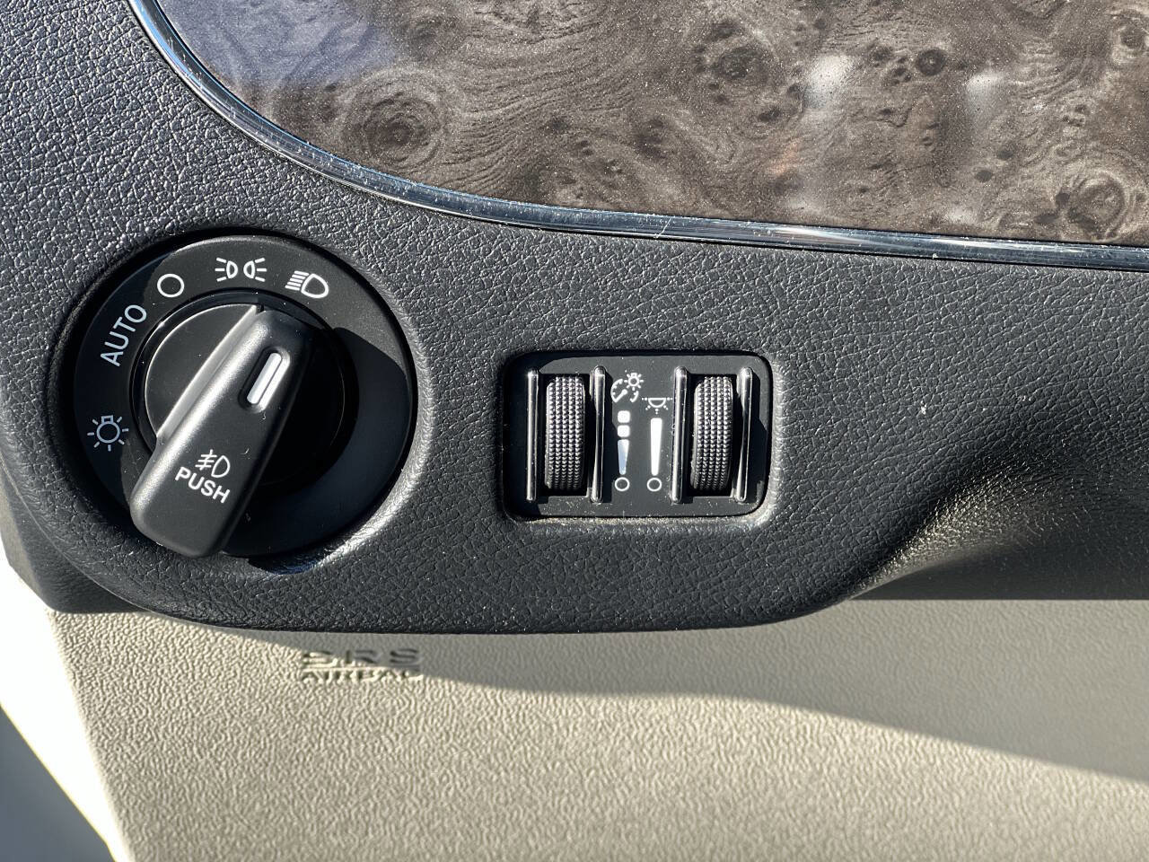 Used 2016 Chrysler Town & Country Touring image 9