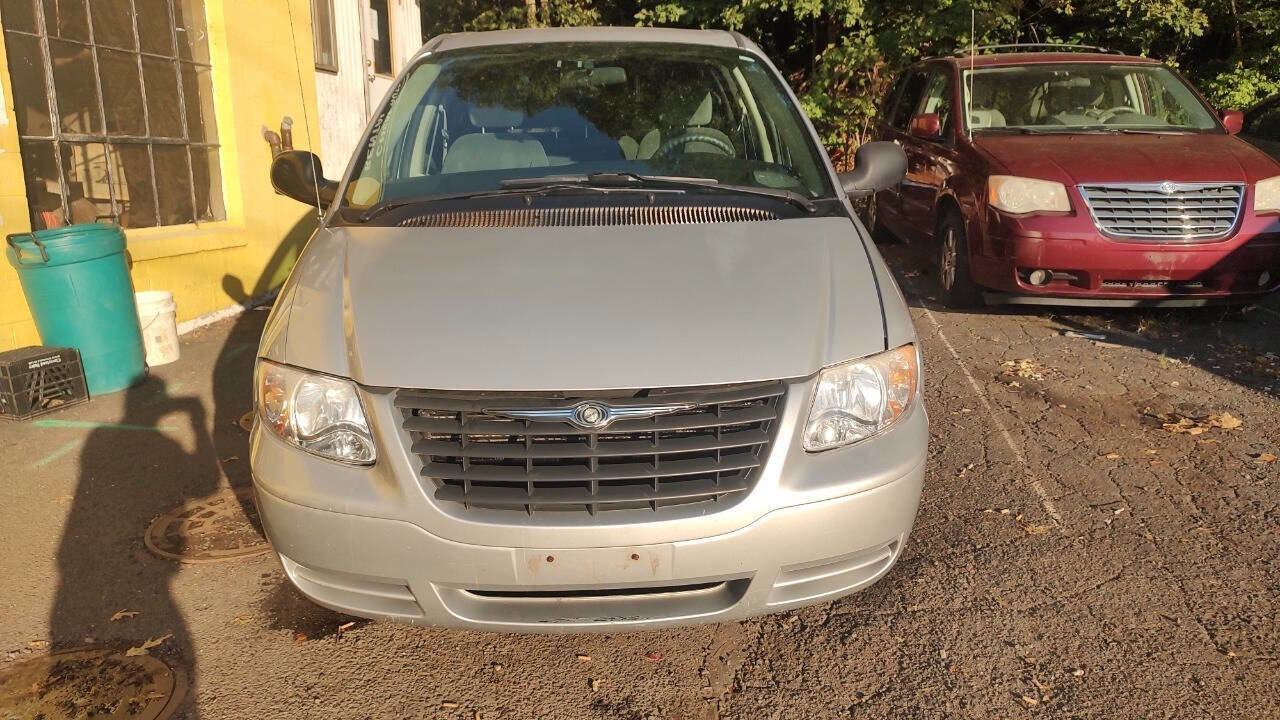 Used 2006 Chrysler Town & Country image 2