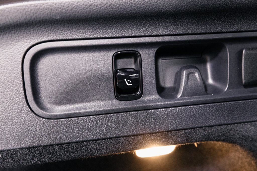 Used 2026 Mercedes-Benz GLC 300 4MATIC image 23