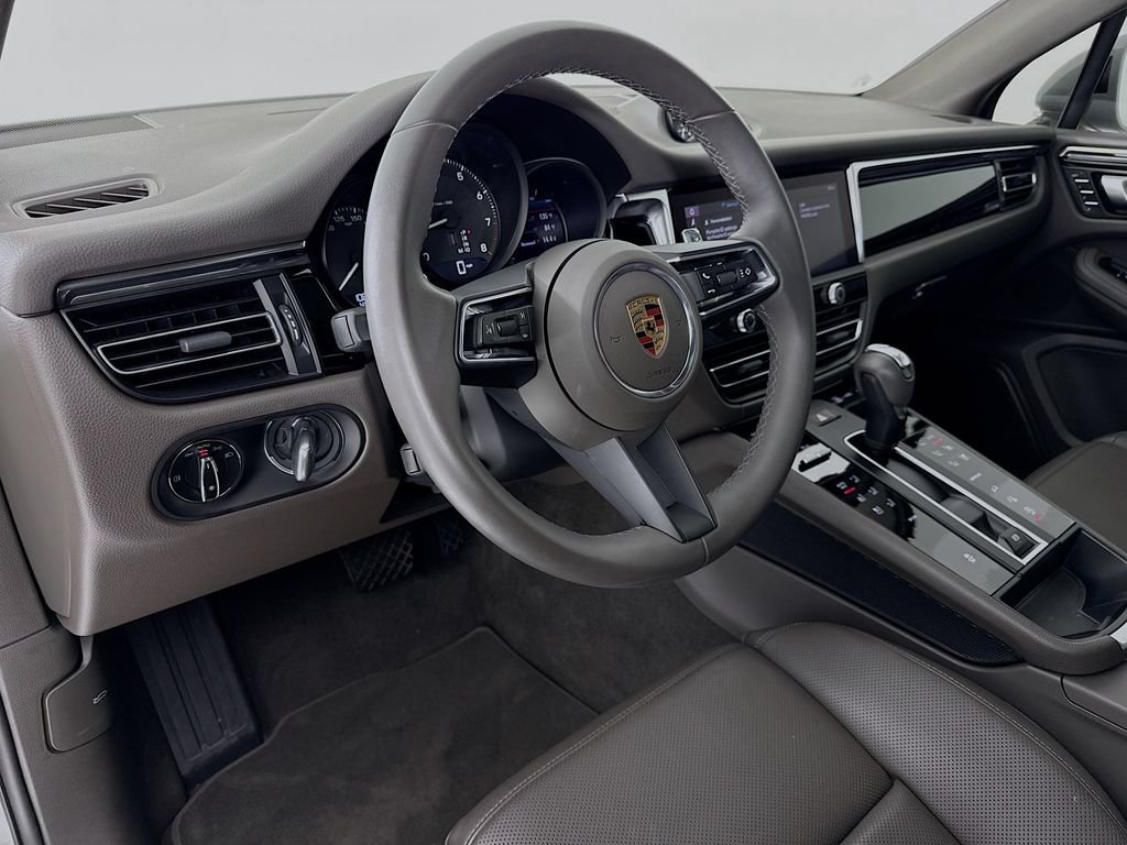 Used 2025 Porsche Macan AWD/4WD image 4