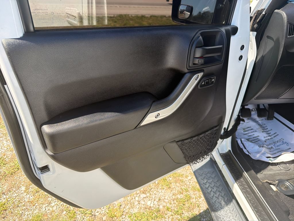 Used 2016 Jeep Wrangler Unlimited Sahara w/ Connectivity Group AWD/4WD image 10