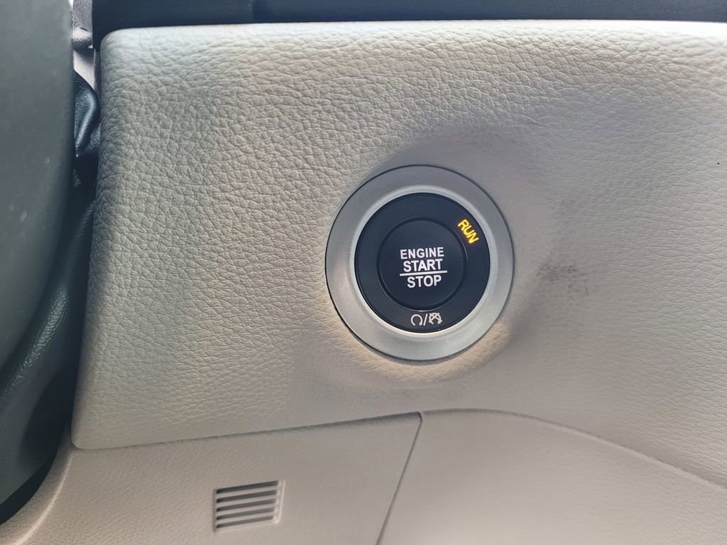 Used 2024 Chrysler Pacifica Select image 20