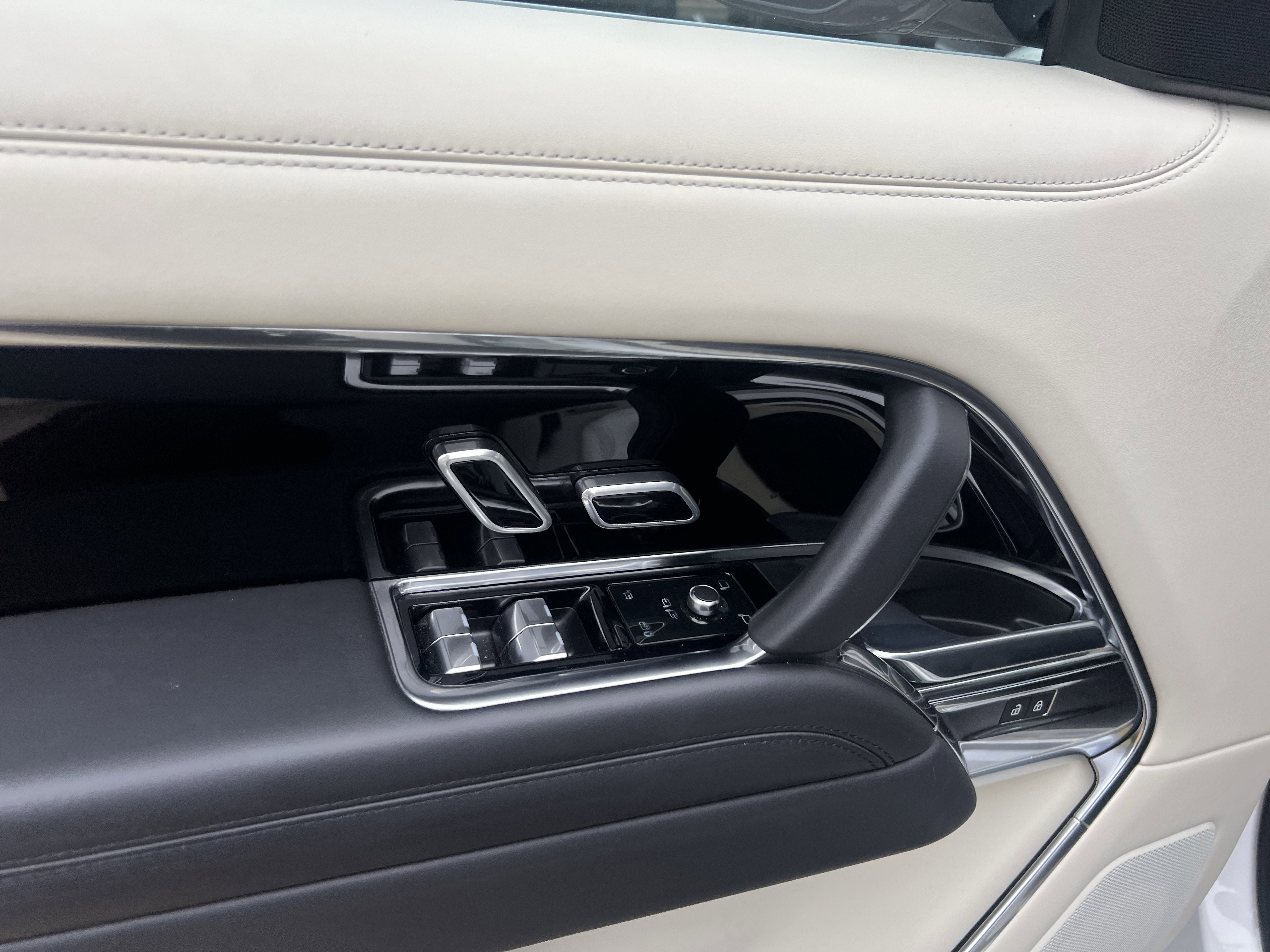 Certified 2023 Land Rover Range Rover SE image 15