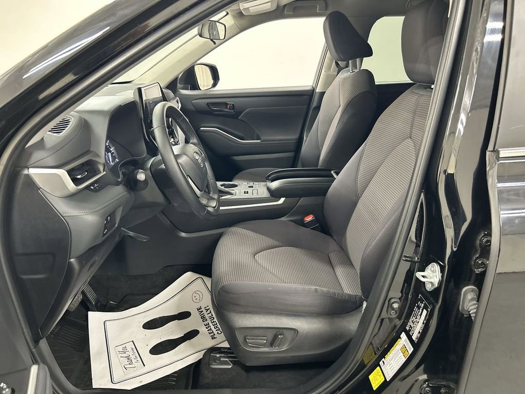 Used 2023 Toyota Highlander LE AWD/4WD image 9