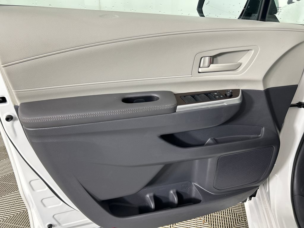 Used 2023 Toyota Sienna LE AWD/4WD image 11