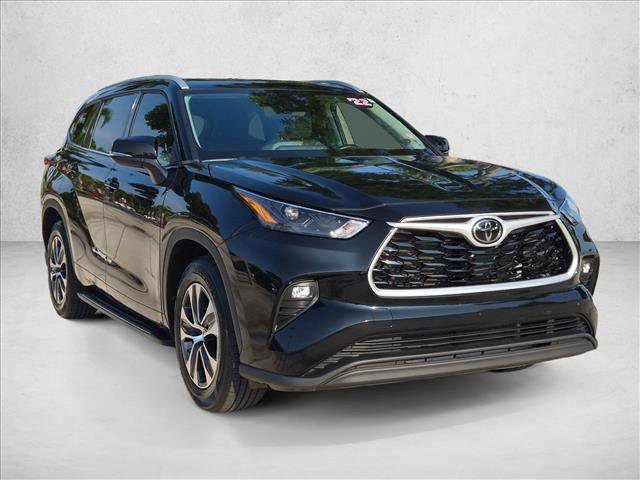 Used 2022 Toyota Highlander XLE FWD image 3