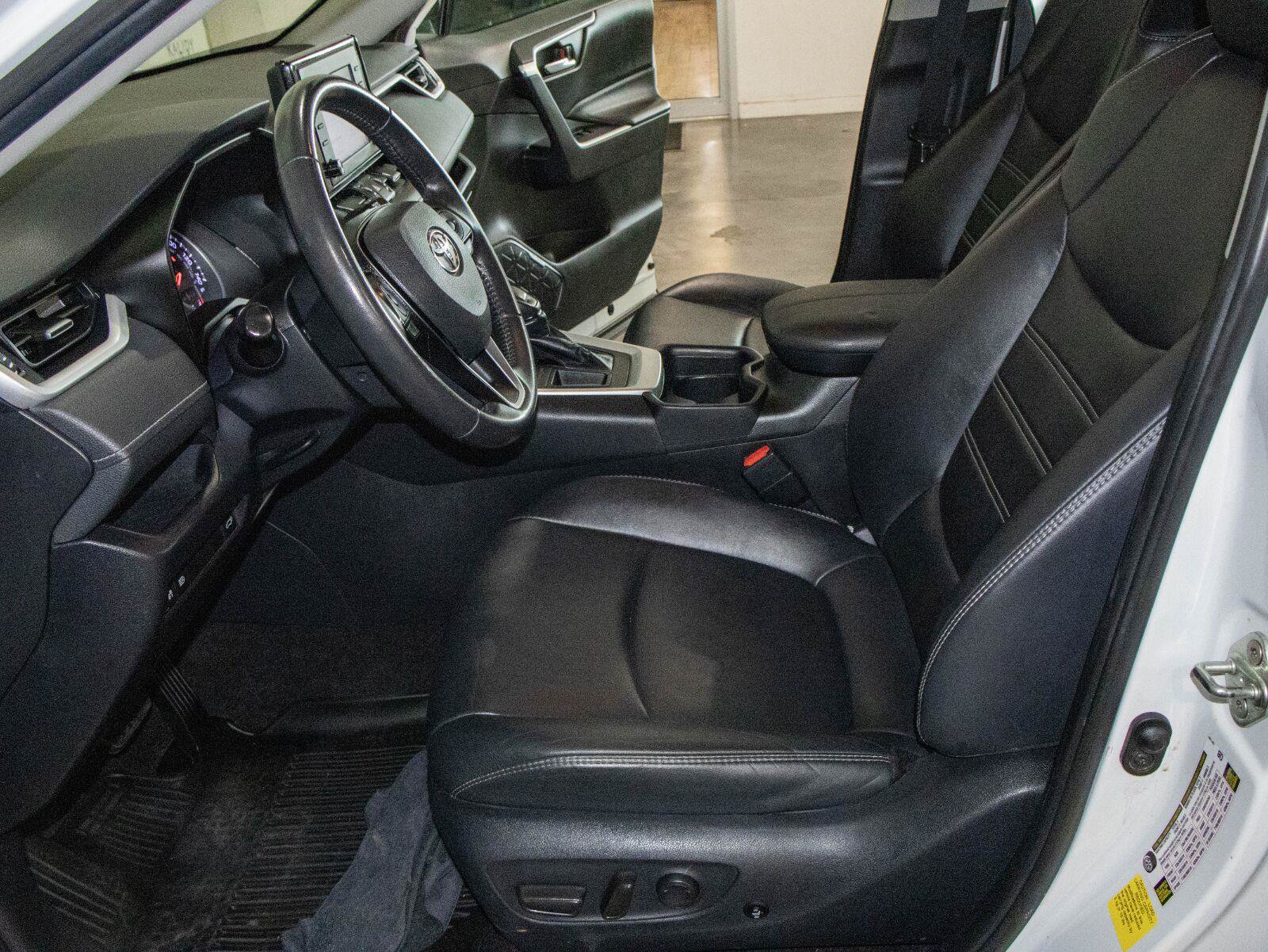 Used 2019 Toyota RAV4 XLE Premium FWD image 7