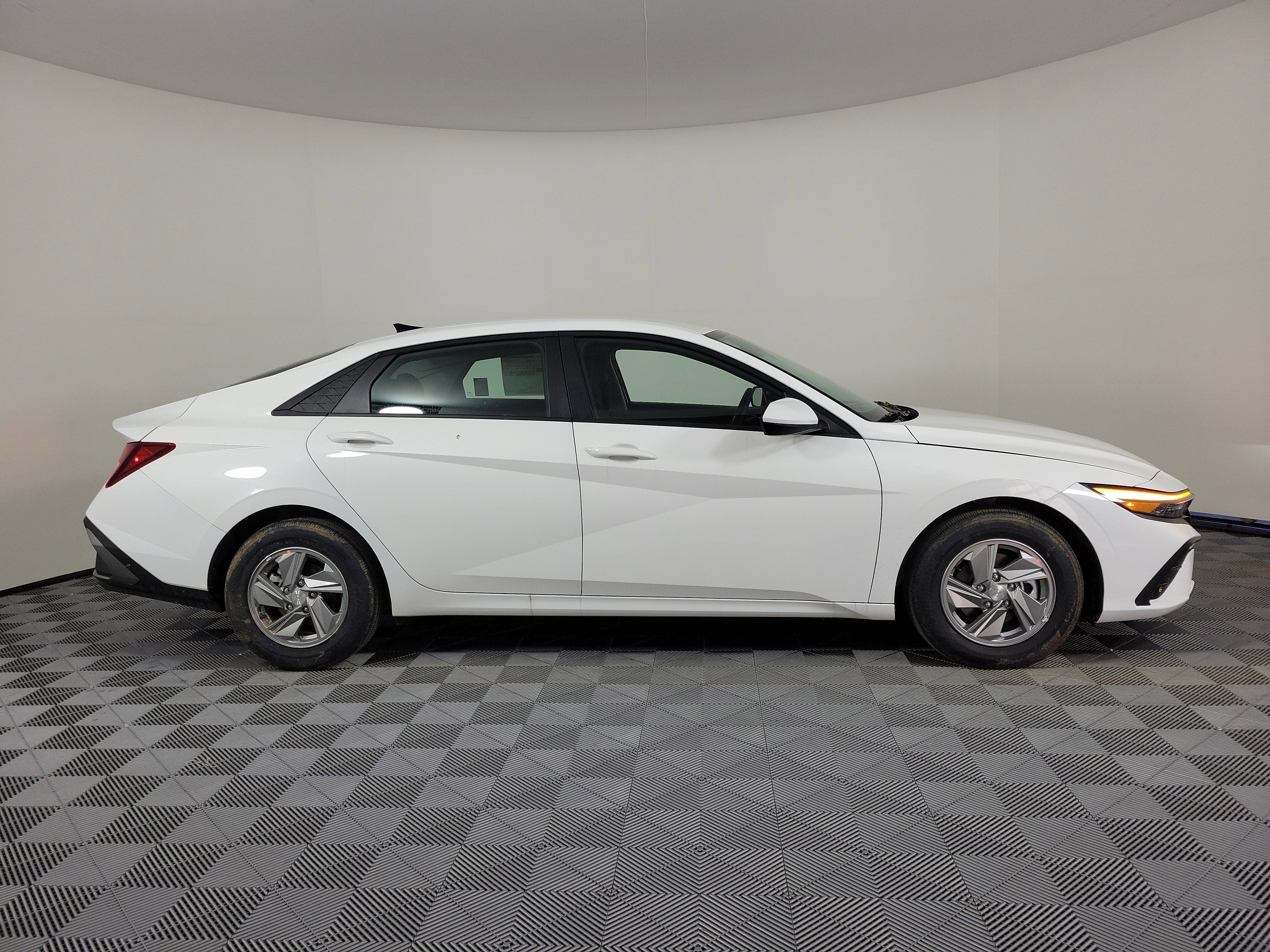 New 2026 Hyundai Elantra SE image 2