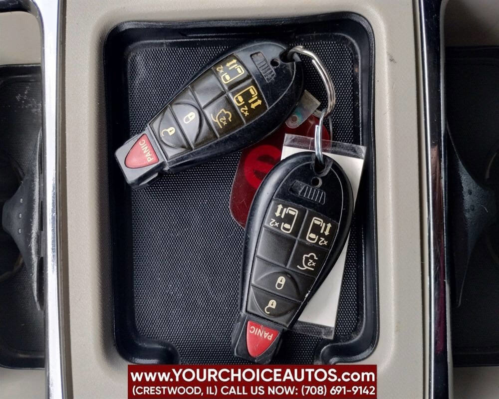 Used 2015 Chrysler Town & Country Touring image 37