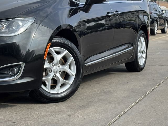 Used 2020 Chrysler Pacifica Touring-L Plus w/ Tire & Wheel Group FWD image 11