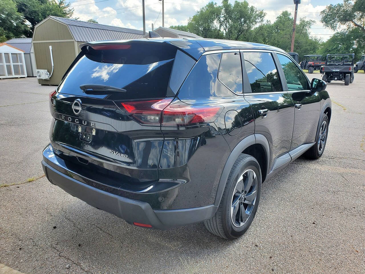 Used 2024 Nissan Rogue SV image 3