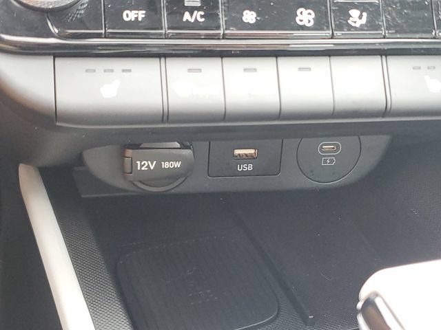 Certified 2025 Hyundai Elantra Limited FWD image 30