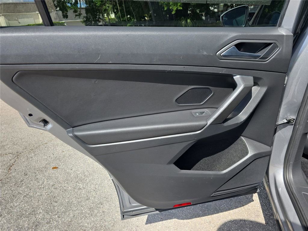 Used 2021 Volkswagen Tiguan SE w/ Panoramic Sunroof Package FWD image 10