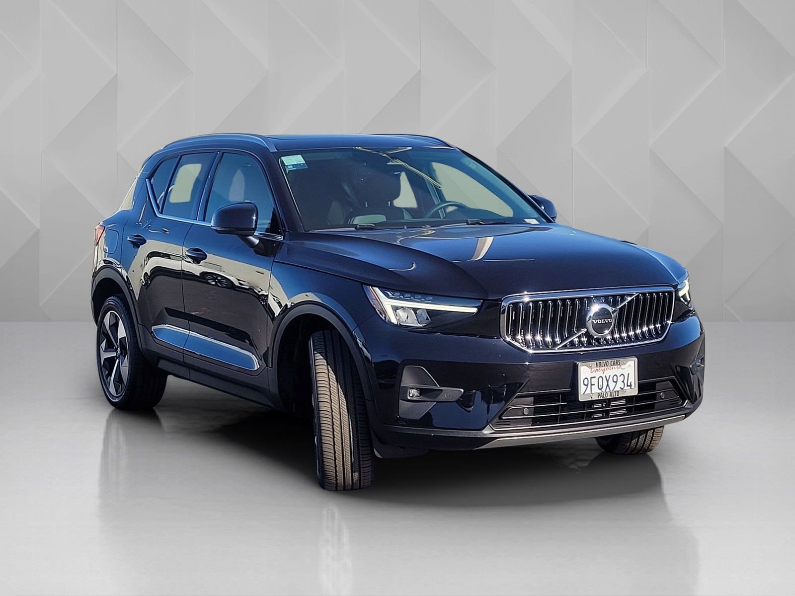 Certified 2023 Volvo XC40 B5 Plus w/ Protection Package Premier image 8