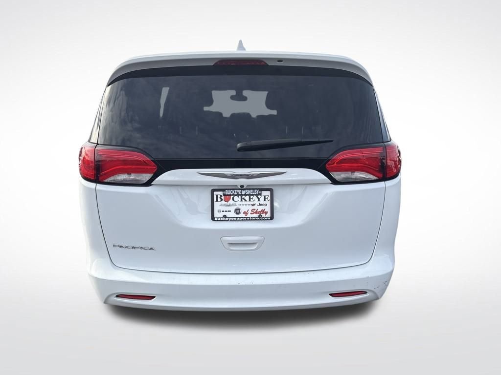 Used 2017 Chrysler Pacifica Touring image 4