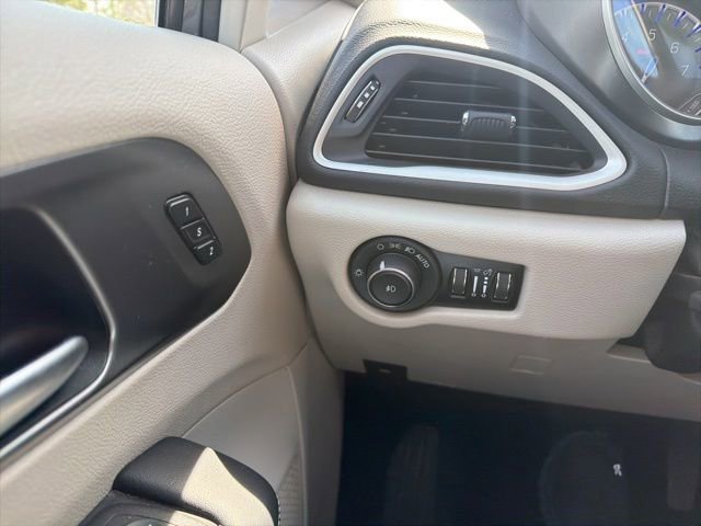 Used 2023 Chrysler Pacifica Touring-L image 17